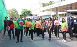 เทศบาลนครหาดใหญ่แจกถุงแดงสำหรับทิ้งหน้ากากอนามัย ชุมชนพระเสน่หานุสรณ์