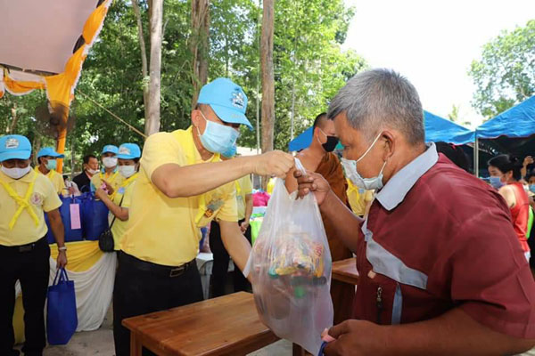 ภาครัฐจับมือเอกชนมอบถุงยังชีพแก่ประชาชนใน จ.สุราษฎร์ธานี ที่ได้รับผลกระทบจาก COVID-19 ร่วมแบ่งปันสุขในช่วงเวลาที่มีข้อจำกัดในการประกอบอาชีพ