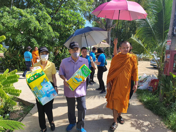 วุฒิสภาลงพื้นที่แจกสิ่งของที่จำเป็นในการดำรงชีวิต