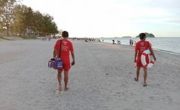 จนท. Lifeguard ช่วยเหลือนักท่องเที่ยวที่โดนพิษจากแมงกะพรุน