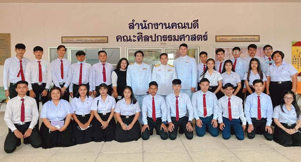 นักศึกษาหลักสูตรศิลปกรรมศาสตรฯ มรภ.สงขลา บรรเลงดนตรีไทยรับเสด็จ สมเด็จพระกนิษฐาธิราชเจ้า กรมสมเด็จพระเทพรัตนราชสุดาฯ สยามบรมราชกุมารี
