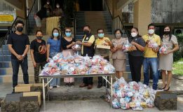 เทศบาลเมืองควนลังรับมอบถุงยังชีพ จำนวน 80 ชุด จากกลุ่มคนไทยไม่ทิ้งกัน ทีมงาน น้องดาว และเพื่อนๆ