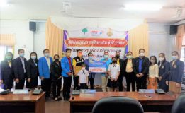 ผู้อำนวยการวิทยาลัยเทคโนโลยีอุตสาหกรรมและการจัดการ มทร.ศรีวิชัย พื้นที่ขนอม เพื่อส่งต่อนักศึกษาเรียนดี ประพฤติดี 20 ทุน 80,000 บาท