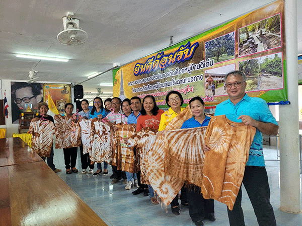 กลุ่มสตรีหมู่ 4 บ้านเจดีย์หลวง ตำบลควนทอง ร่วมกับผู้ใหญ่บ้านหมู่ 4 ร่วมมือกันจัดการขยะในท้องที่อย่างยั่งยืน