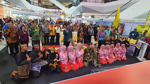 มกุฎราชกุมารแห่งรัฐเปอร์ลิส ประเทศมาเลเซีย ตวนกูไซยิดไฟซุดดิน ไซยิดจามาลุลไลล์ พร้อมพระชายา เสด็จพระราชดำเนินมาเป็นองค์ประธานเปิดงาน “Malaysia Festival 2023 สานสัมพันธ์ไทย–มาเลเซีย” ณ ศูนย์การค้าเซ็นทรัลเฟสติวัล หาดใหญ่
