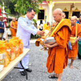 อำเภอขนอมทำบุญตักบาตรถวายเป็นพระราชกุศล เนื่องในโอกาสวันเฉลิมพระชนมพรรษา สมเด็จพระนางเจ้าฯ พระบรมราชินี