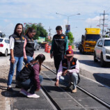 การรถไฟแห่งประเทศไทย ติดตั้งแผ่นพื้นปูถนนใหม่เทคโนโลยีจากเยอรมันบริเวณจุดตัดทางรถไฟบ้านพรุ เพิ่มความเรียบผิวจราจรและช่วยลดอุบัติเหตุ