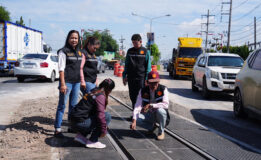 การรถไฟแห่งประเทศไทย ติดตั้งแผ่นพื้นปูถนนใหม่เทคโนโลยีจากเยอรมันบริเวณจุดตัดทางรถไฟบ้านพรุ เพิ่มความเรียบผิวจราจรและช่วยลดอุบัติเหตุ