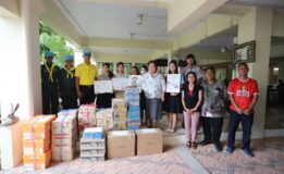 ท่านผู้ก่อตั้งและอุปนายกสภามหาวิทยาลัยหาดใหญ่ มอบอาหารแห้ง เครื่องอุปโภคบริโภคและสิ่งของจำเป็นแก่ทหารผู้เสียสละที่ปฏิบัติหน้าที่ปกป้องประเทศชาติ ณ ศูนย์ประณีตศิลป์ มหาวิทยาลัยหาดใหญ่