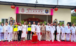 นายอำเภอขนอมร่วมพิธีเปิดแพรคลุมป้ายและตัดริบบิ้นอาคารสำนักงานมูลนิธิสว่างขนอมธรรมสถาน