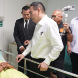 มท.3 ลงพื้นที่ รพ.ระโนด เยี่ยมเหยื่อที่ถูกชายฉกรรจ์ คนใกล้ชิดสส.คนดังลากขึ้นรถตู้ไปรุมทำร้ายจนบาดเจ็บสาหัส