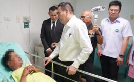 มท.3 ลงพื้นที่ รพ.ระโนด เยี่ยมเหยื่อที่ถูกชายฉกรรจ์ คนใกล้ชิดสส.คนดังลากขึ้นรถตู้ไปรุมทำร้ายจนบาดเจ็บสาหัส