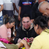 บินด่วนมาร่วมรดน้ำศพ “กำนันเหลิม” เฉลิม เหล่าสุวรรณ