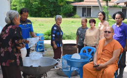 โรงไฟฟ้าขนอม ร่วมใจทำจิตอาสา พัฒนาวัดสุวรรณบรรพต เตรียมพร้อมเทศกาลลากพระ สืบสานประเพณีทำ “ขนมต้มแขวนเรือพระ”