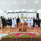 นายอำเภอขนอมร่วมพิธีถวายน้ำสรงพระบรมศพเบื้องหน้าพระฉายาลักษณ์ สมเด็จพระนางเจ้าสิริกิติ์ พระบรมราชินีนาถ พระราชชนนีพันปีหลวง