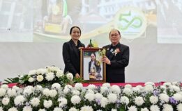 “ผศ.ดร.ศุภัครชา อภิรติกร” คณะเทคโนโลยีการเกษตร มรภ.สงขลา  รับโล่เชิดชูเกียรติศิษย์เก่าดีเด่นคณะผลิตกรรมการเกษตร ม.แม่โจ้