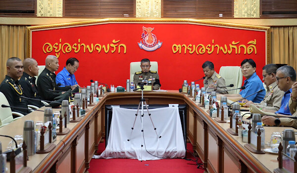 พระบาทสมเด็จพระเจ้าอยู่ ทรงพระกรุณาโปรดเกล้าฯ ให้ พลเอก เฉลิมชัย สิทธิสาท องคมนตรี เชิญสิ่งของพระราชทาน ไปมอบให้แก่ประชาชนผู้ประสบอุทกภัยในพื้นที่จังหวัดสงขลา