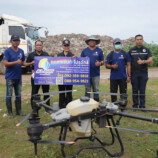สู้กลิ่น-ฆ่าเชื้อ! อบจ.สงขลา ลุยปฏิบัติการ ‘บินโดรน’ ฉีดพ่นน้ำยาจัดการขยะน้ำท่วมหาดใหญ่ ณ บ่อขยะเกาะแต้ว